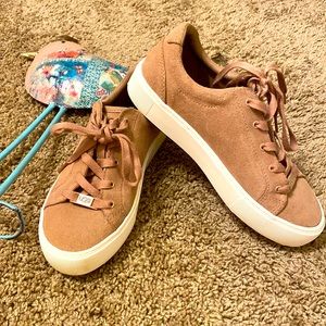 EXCELLENT CONDITION Ladies UGG Tennis Shoes
